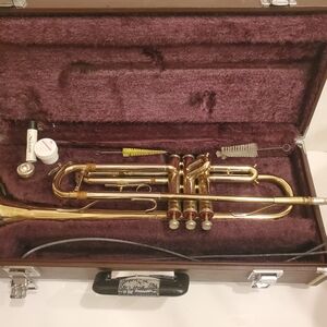 Gold Trumpet with Case Caravelle Getzen U.S.A. Deg Products 2 Valves